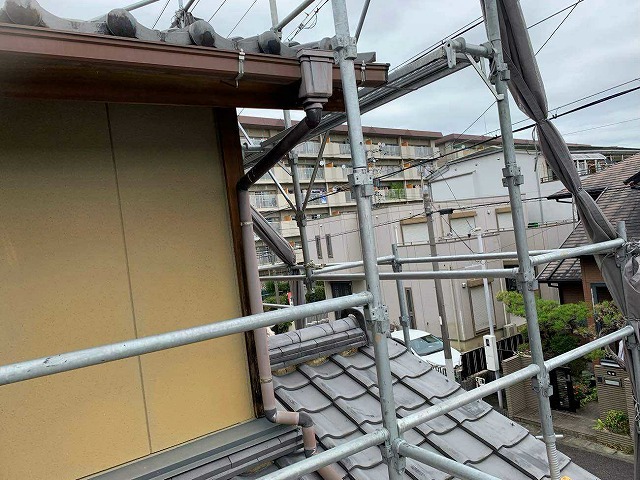 隅部の雨樋と瓦屋根